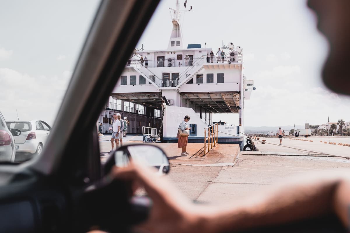Embarquement d'une voiture sur un ferry