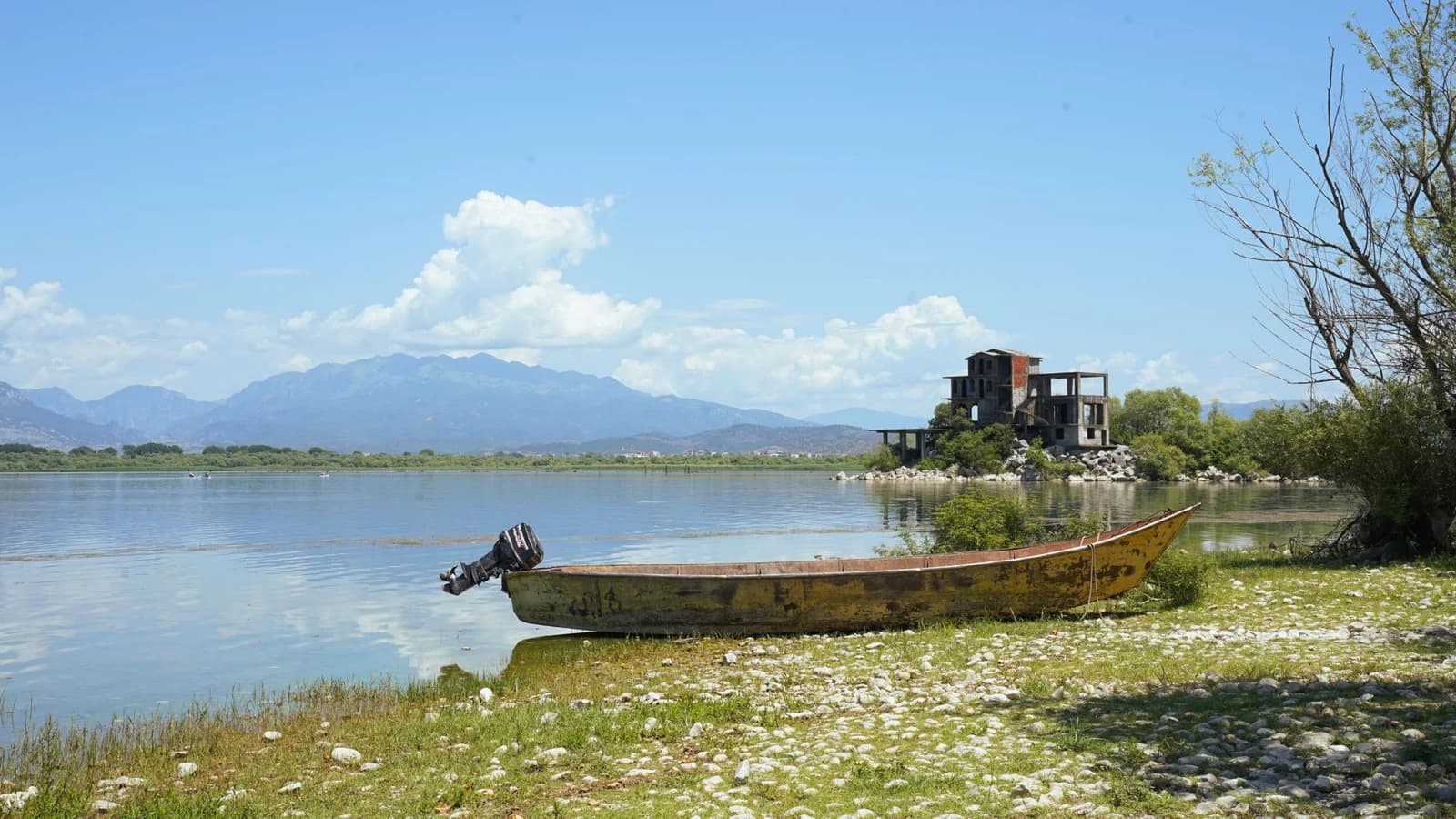 Lac de Shkodër près de Shirokë ; l’atelier de masques se visite dans l’agglomération