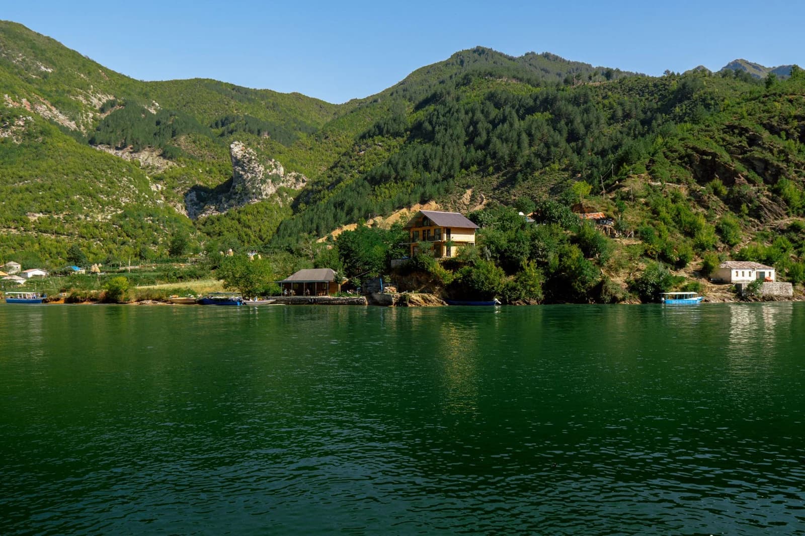 Le ferry du lac de Koman