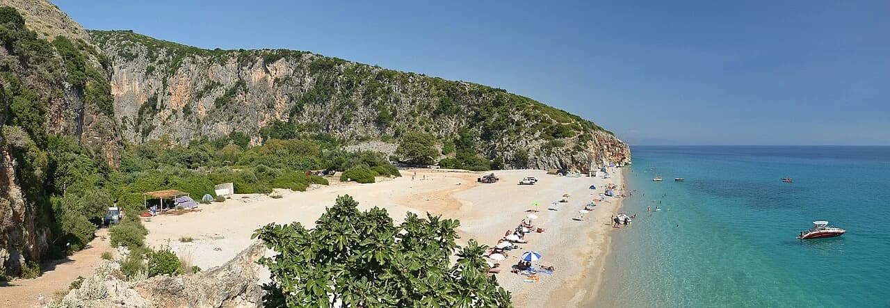 La plage de Gjipe et son canyon