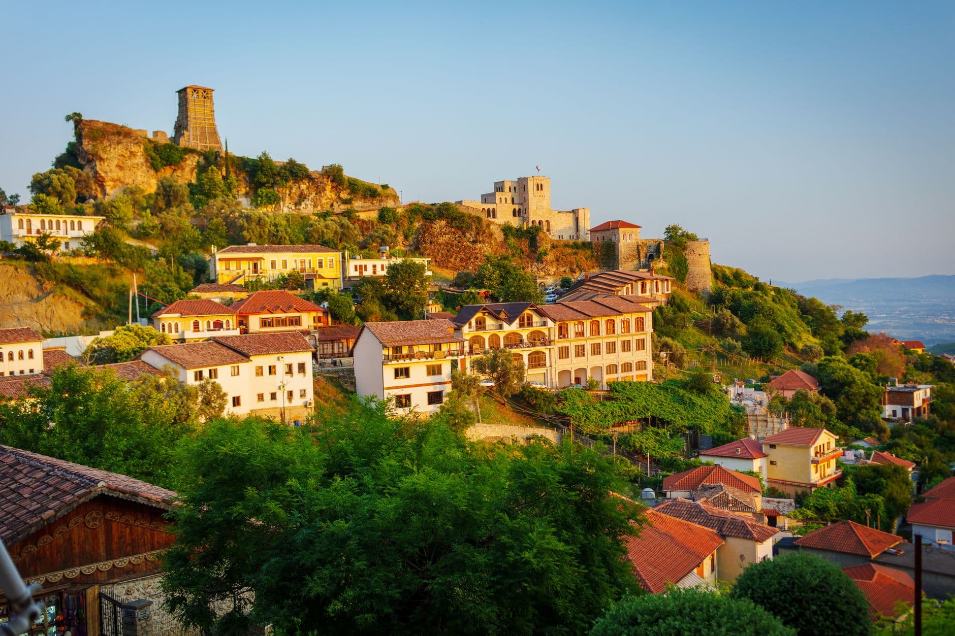 Le château de Kruja sur son éperon rocheux, dominant la plaine côtière albanaise
