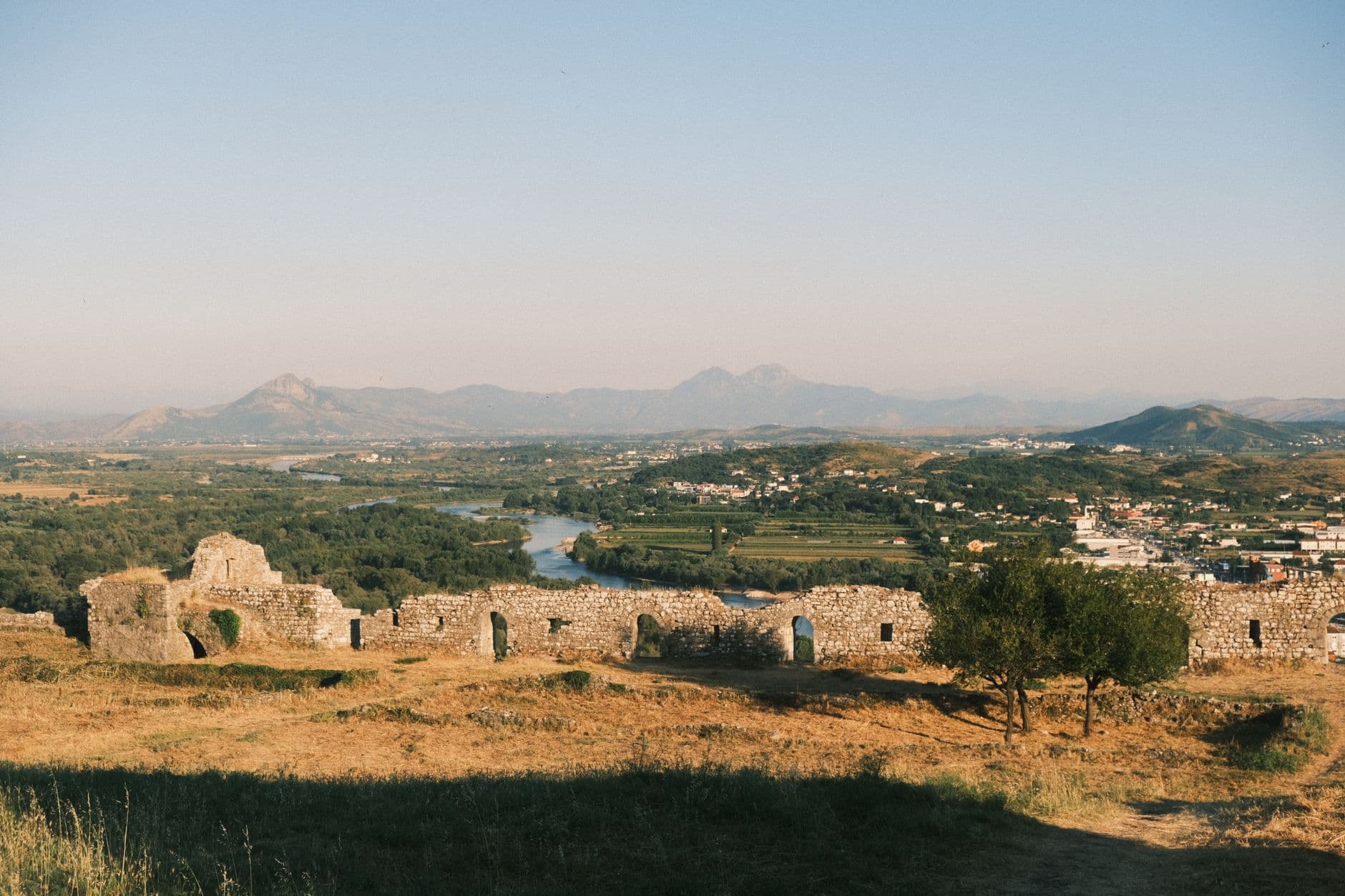 Le château de Rozafa dominant la plaine de Shkodër et la confluence de la Buna et du Drin