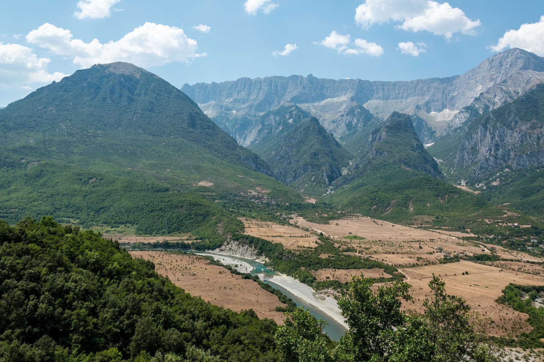 Le lit de galets blancs de la rivière Valbona au fond de la vallée, encadré par des parois calcaires