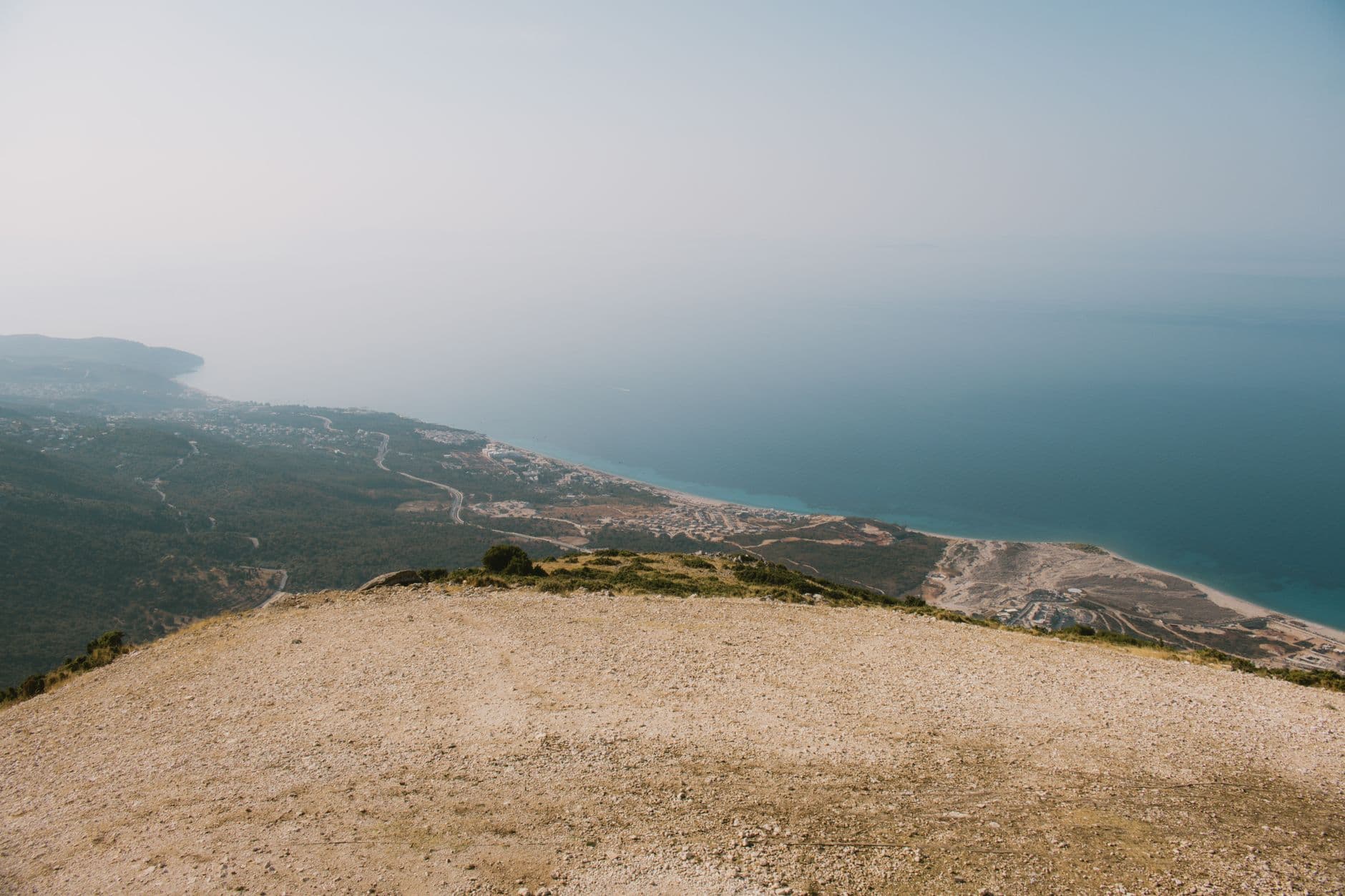 La baie de Vlorë depuis les hauteurs, avec la Lungomare, le port et la péninsule de Karaburun fermant l'horizon