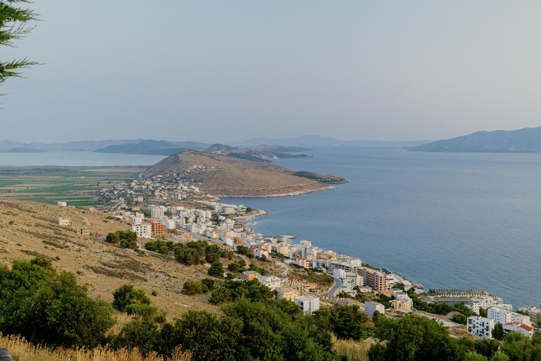 Vue panoramique sur la Riviera albanaise et la mer Ionienne