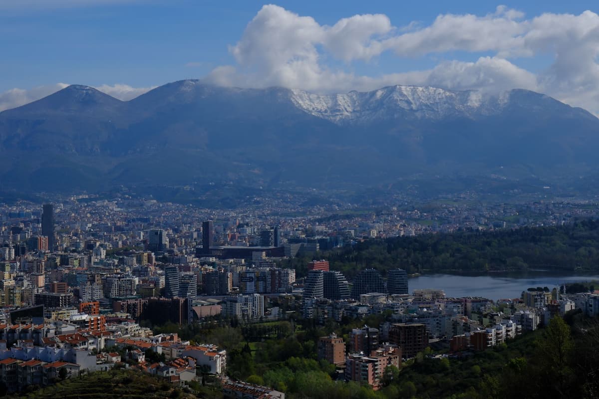 Tirana et le mont Dajti en arrière-plan